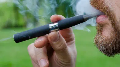 Elektronik Sigaraların Görünmeyen Tehlikesi:! Gençleri Bekleyen Sağlık Krizi