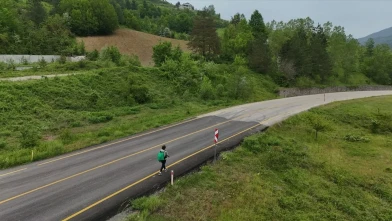 21 Yaşındaki Genç, 50 Gündür Yürüyor: Hedefi 81 İli Yürüyerek Gezmek!