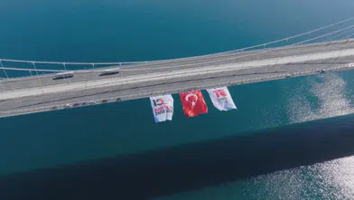 Boğaz'ın gerdanlığı al bayrakla donatıldı: 15 Temmuz'un yıl dönümünde devasa görüntüler