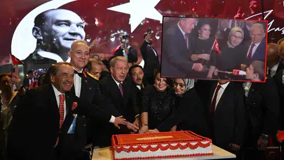 Hulusi Akar Cumhuriyet Bayramı Resepsiyonunda Küçük Çocuğa Kılıçla Pasta Yedirdi!