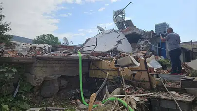 İzmir Bayraklı’da Şiddetli Patlama: İki Katlı Bina Yıkıldı, Yaralılar Var!