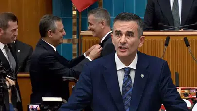 Bağımsız Milletvekili Ümit Dikbayır CHP’ye Katıldı: Rozetini Özgür Özel Taktı!