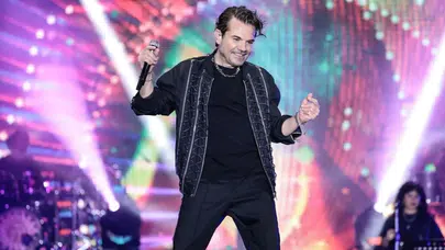 Kenan Doğulu’nun İmdadına Hayranı Yetişti! Sahnede Bağcıklarını Bağladı