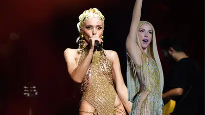 Gülşen’den Konserde Tepki: “Üzerinde Atatürk Resmi Olan Şeyi Nasıl Attınız?”