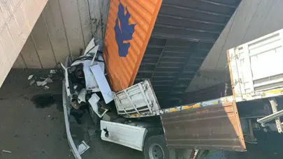 Gaziantep’te Feci Kaza! Köprüden Düşen TIR Hurdaya Döndü: İki Kişi Yaralandı!