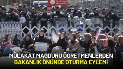 Öğretmenlerden Bakanlık Önünde Oturma Eylemi: "Öğretmene Değil Mülakata Barikat!"