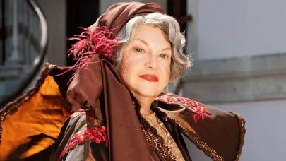 Nevra Serezli’den Tiyatroda Tarihi Bir Dönüş! “Veda” Ayakta Alkışlanıyor