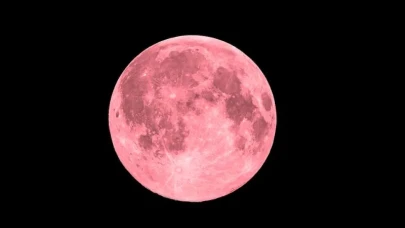 Pembe Ay 13 Nisan’da Gökyüzünde Parlayacak! Baharın Müjdecisi Dolunay Yaklaşıyor