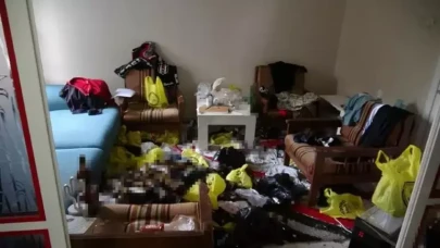 2 Hafta Cesetle Aynı Evde Yaşadı, Psikolojik Gerilim Gerçeğe Dönüştü! Şüpheli Evlat Tutuklandı