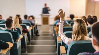 Başörtüsü ve Siyasi Sözlerle Gündeme Gelen Akademisyen Hakkında Soruşturma Açıldı!