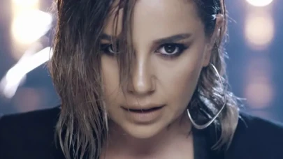 Merve Özbey’den Adana’da Tarihi Konser! 100 Bin Kişi Aynı Anda Söyledi