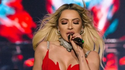 Hadise, Konserinde O İki Kişiyi Görünce Gözyaşlarını Tutamadı!
