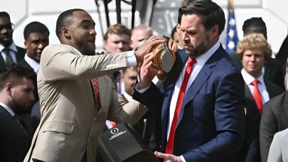 Ohio State Kupası Beyaz Saray’da Parçalandı! Başkan Yardımcısı Vance’tan Şaşırtan Hata