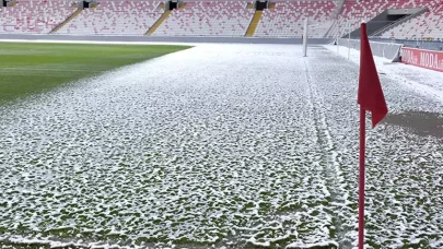 Sivasspor-Fenerbahçe Maçı Öncesi Sivas’ta Kar Alarmı! Zemin Beyaza Büründü