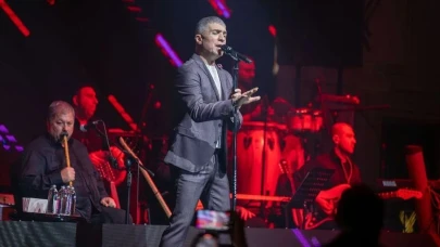 Özcan Deniz, Kıbrıs Konserinde Hem Sahne Performansı Hem de Esprili Açıklamalarıyla Dikkat Çekti