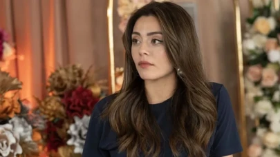 Sıla Türkoğlu Cannes Tatilinde Tarzıyla Olay Yarattı! Yeşil Çorap Detayı Gözden Kaçmadı