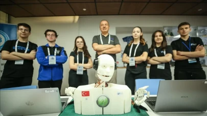 Liseli Gençlerden İşitme Engelliler İçin Devrim: İşaret Dili Bilen Robot Geliştirdiler!