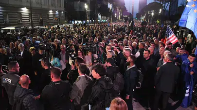 Tiran sokaklarında tansiyon düşmüyor: Başbakanlık binası önünde molotoflu çatışma