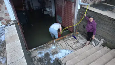 Tokat Zile'de dolu felaketi: Sokaklar beyaza büründü, evleri su bastı