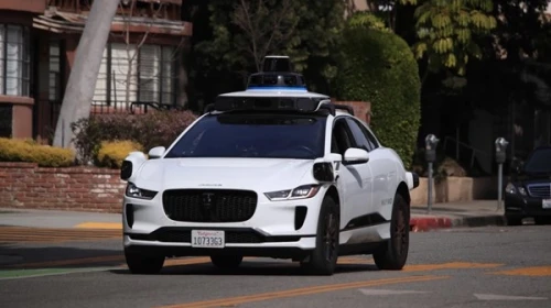 Tesla mı Daha Güvenli, Waymo mu? Otonom Araçlarda Gerçek Lider Kim?