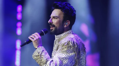 Tarkan’dan Yürek Yakan Şarkı: “Dönmüyor Giden”