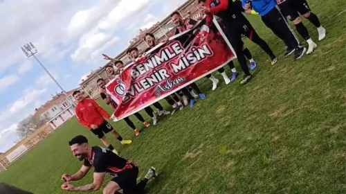 Nevşehir’de Futbol Sahasında Evlilik Teklifi! Tribünler Duygulandı