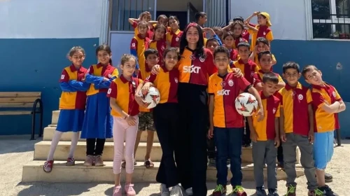 Yunus Akgün’den Depremzede Miniklere Şampiyonluk Hediyesi
