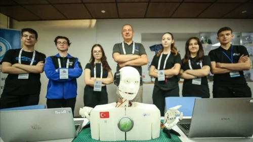 Liseli Gençlerden İşitme Engelliler İçin Devrim: İşaret Dili Bilen Robot Geliştirdiler!