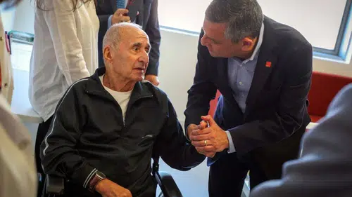 Özgür Özel’den Eski CHP Genel Başkanı Hikmet Çetin’e Hastane Ziyareti!