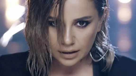 Merve Özbey’den Adana’da Tarihi Konser! 100 Bin Kişi Aynı Anda Söyledi