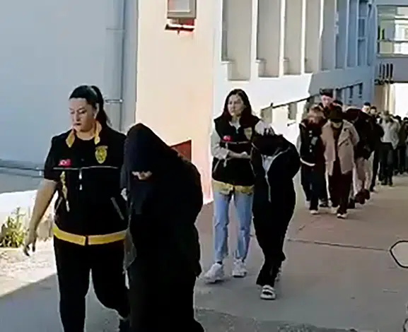 Kamu görevlisi yalanıyla milyonları götürdüler: 10 ilde eş zamanlı operasyonla çökertildiler