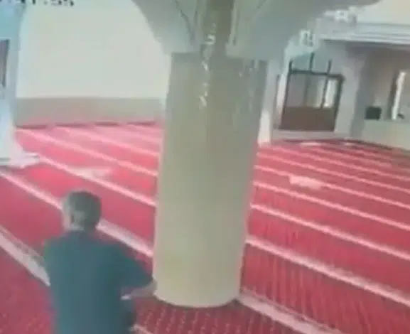 Bahçelievler’de camide dehşet anları: Temizlik yapan imama yumruklu saldırı