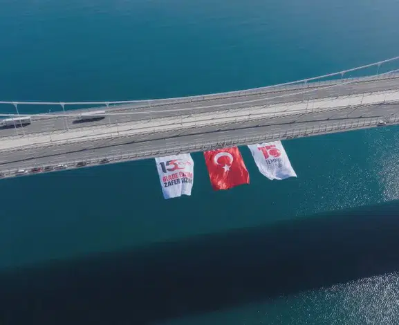 Boğaz'ın gerdanlığı al bayrakla donatıldı: 15 Temmuz'un yıl dönümünde devasa görüntüler