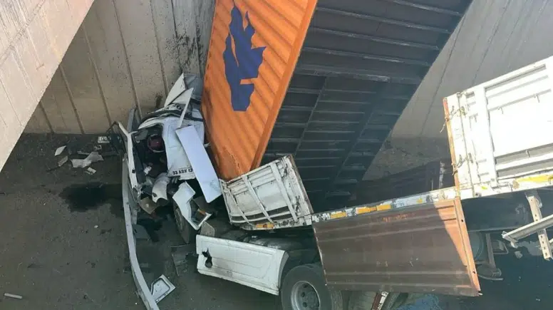 Gaziantep’te Feci Kaza! Köprüden Düşen TIR Hurdaya Döndü: İki Kişi Yaralandı!