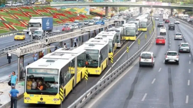 SON DAKİKA | İstanbul Acıbadem’de iki metrobüs çarpıştı!