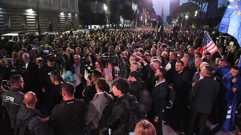 Tiran sokaklarında tansiyon düşmüyor: Başbakanlık binası önünde molotoflu çatışma