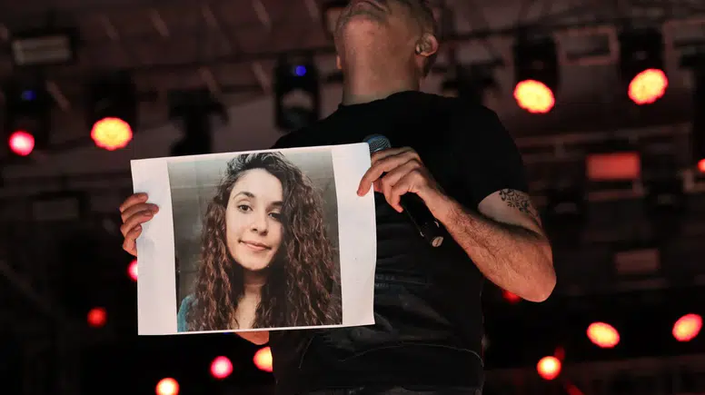 Haluk Levent’ten Tunceli’de vefalı duruş: Gülistan Doku için sahneden seslendi