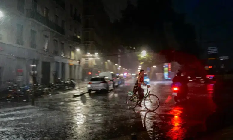 Fransa'da kabus dolu gece: Şiddetli fırtına hayatı felç etti, binlerce kişi karanlığa gömüldü