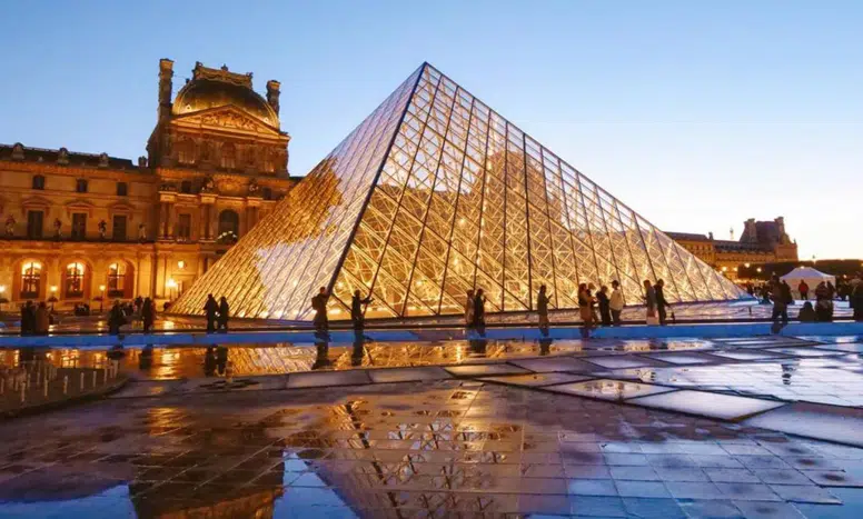 Louvre Müzesi'nde Tarihi Soygun: Maskeli Hırsızlar 8 Kraliyet Mücevheriyle Kaçtı!