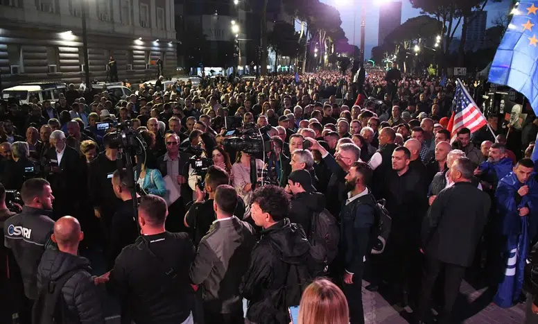 Tiran sokaklarında tansiyon düşmüyor: Başbakanlık binası önünde molotoflu çatışma