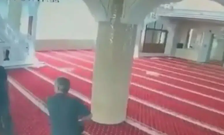 Bahçelievler’de camide dehşet anları: Temizlik yapan imama yumruklu saldırı