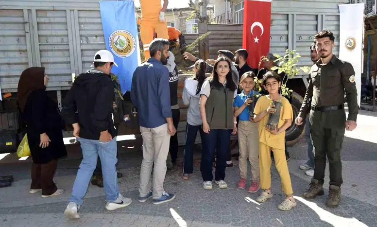 Dicle’de yeşil seferberlik: Bin 500 fidan toprakla buluşmak için sahiplerini bekliyor