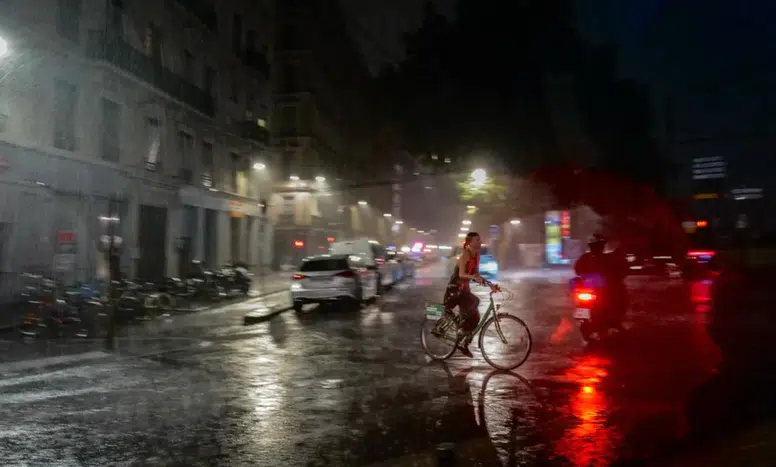 Fransa'da kabus dolu gece: Şiddetli fırtına hayatı felç etti, binlerce kişi karanlığa gömüldü