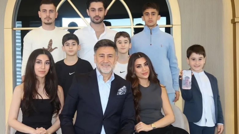 İzzet Yıldızhan’a 9 Çocuğundan Anlamlı Doğum Günü! 62. Yaşa Gününde Duygusal Kutlama