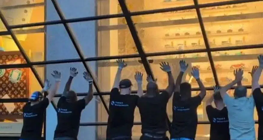 Paris'te dev final öncesi gergin bekleyiş: Esnaf çareyi kepenk kapatmakta buldu