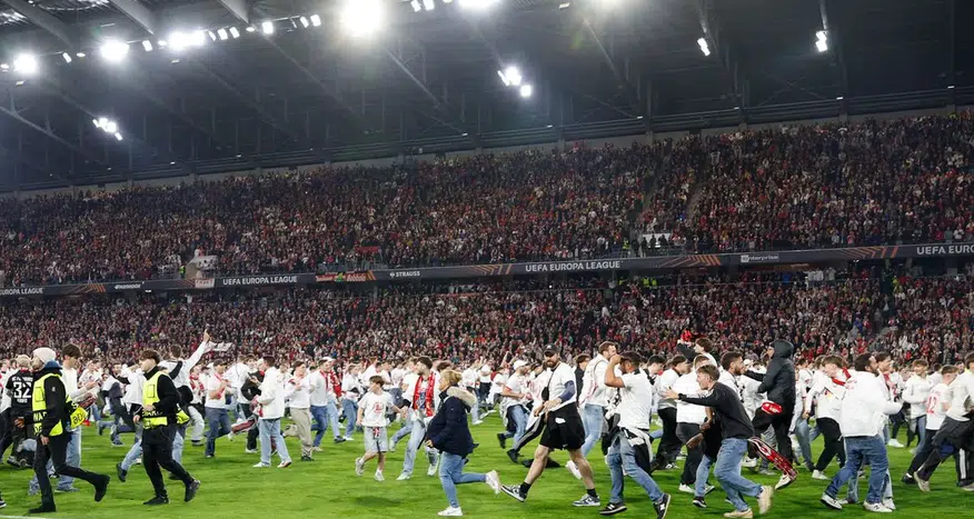 Avrupa'da tarihi gece: İstanbul biletini kapan taraftar sahayı işgal etti