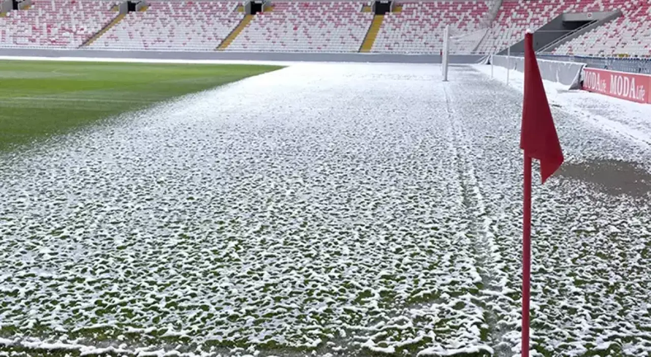 Sivasspor-Fenerbahçe Maçı Öncesi Sivas’ta Kar Alarmı! Zemin Beyaza Büründü 1