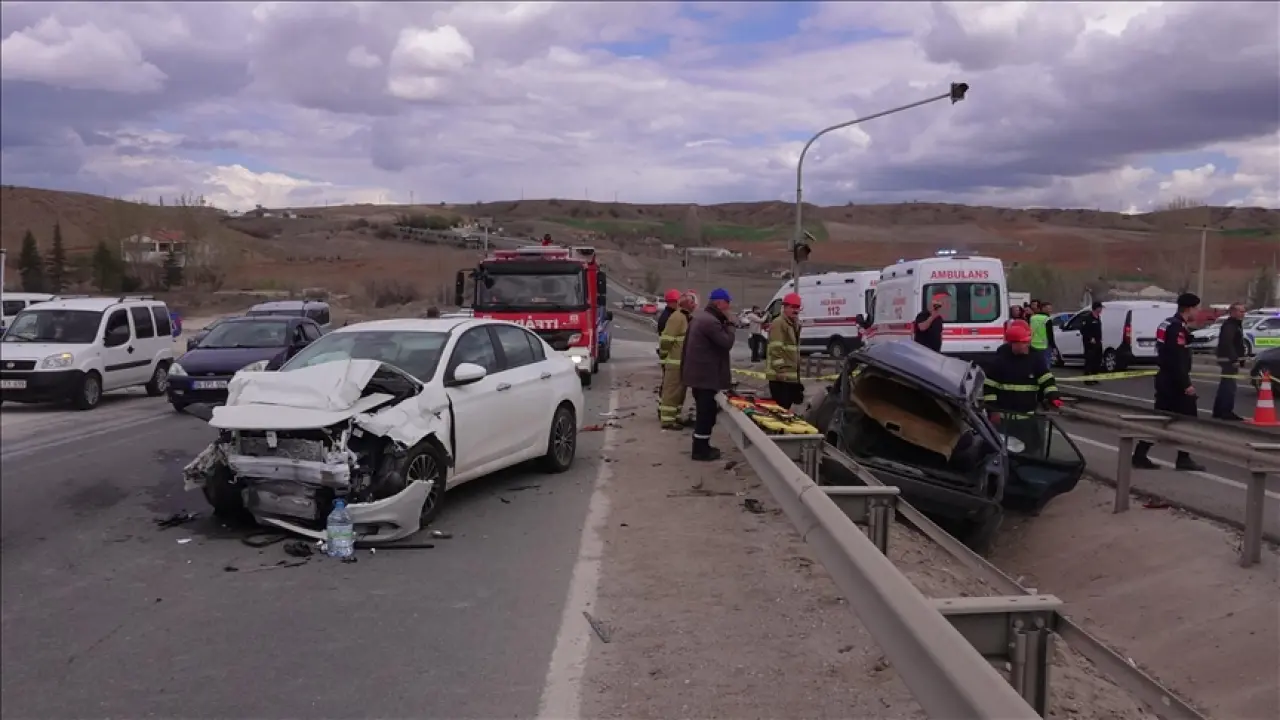Epilepsi Nöbeti Direksiyon Başında Can Aldı! Park Halindeki Araçlara Çarpan Sürücü Hayatını Kaybetti 2