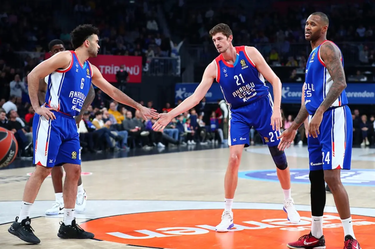 Efes İstanbul’da Avantaj Peşinde! Shane Larkin Maçın Kahramanı Oldu 1