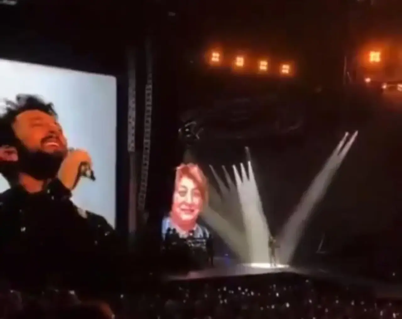 Tarkan Annesinin Vefatı Sonrası İlk Konserde Gözyaşlarına Boğuldu! 2